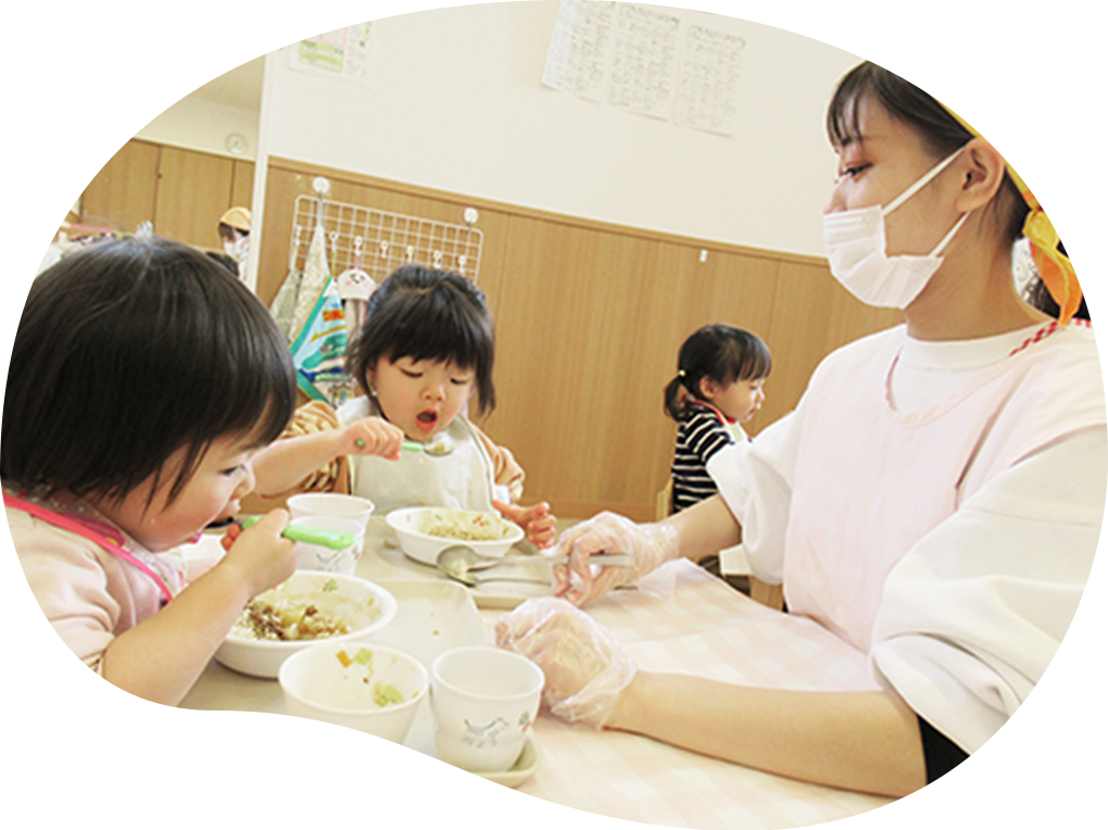 食べる子どもの画像