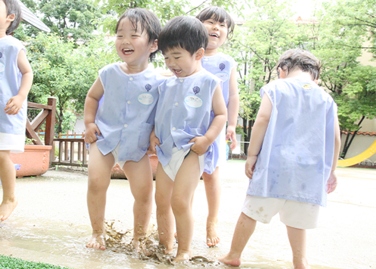 のびのびと遊ぶ 写真
